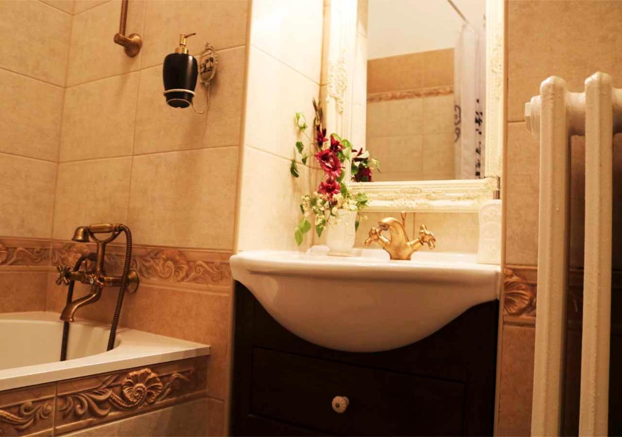קרלובי וארי Retro Big Apartment With Two Balconies And Lift מראה חיצוני תמונה