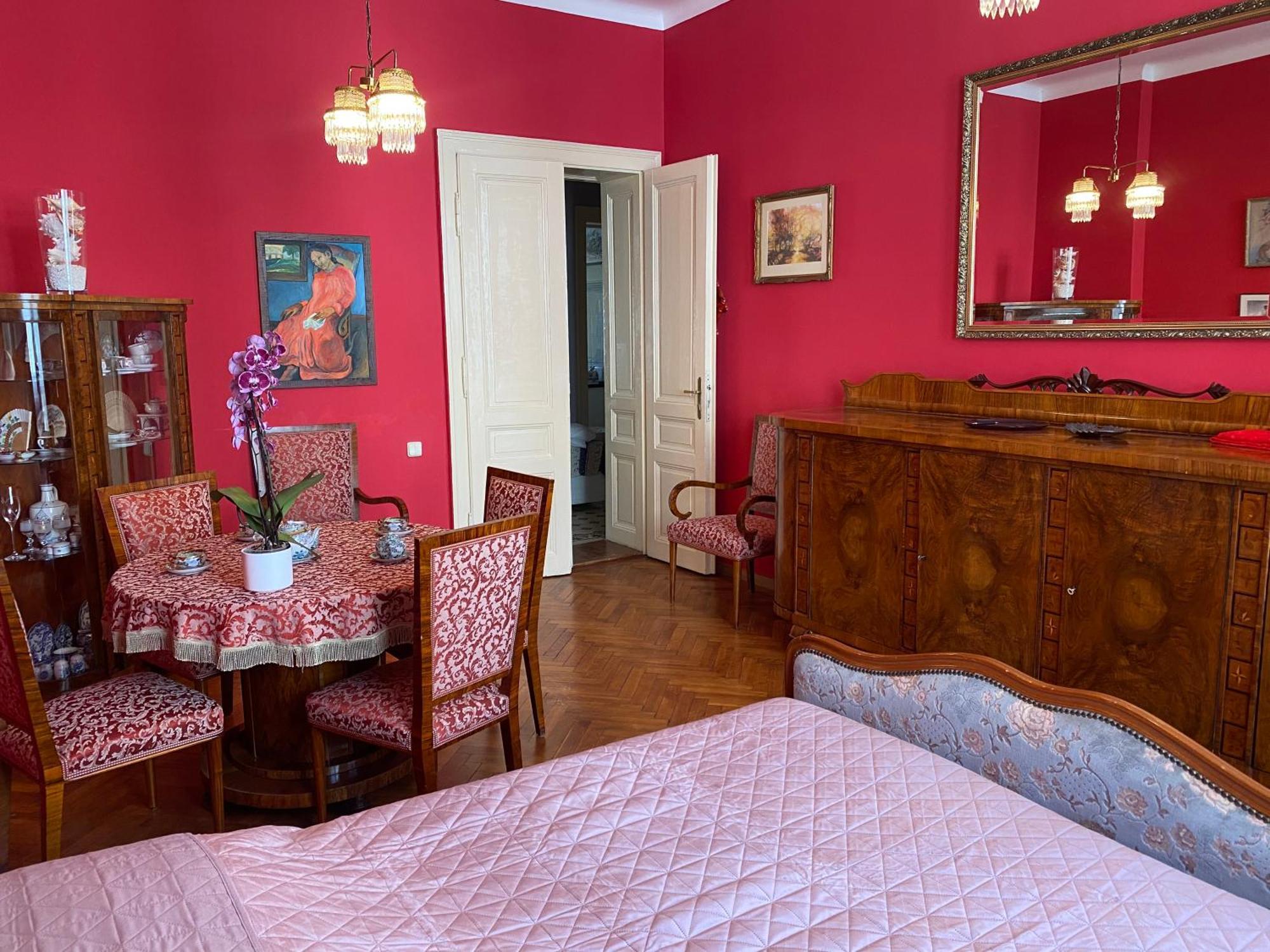 קרלובי וארי Retro Big Apartment With Two Balconies And Lift מראה חיצוני תמונה